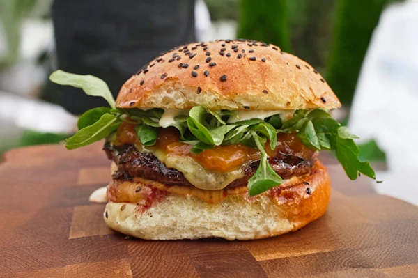 Burger med ferskenmarmelade – prøv denne kombination