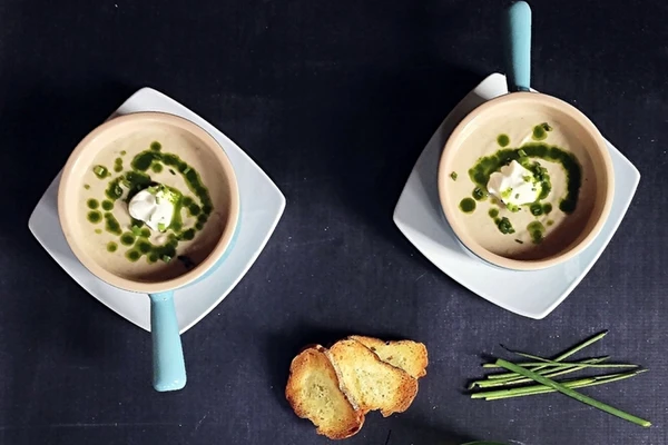 Cremet hvidløgssuppe