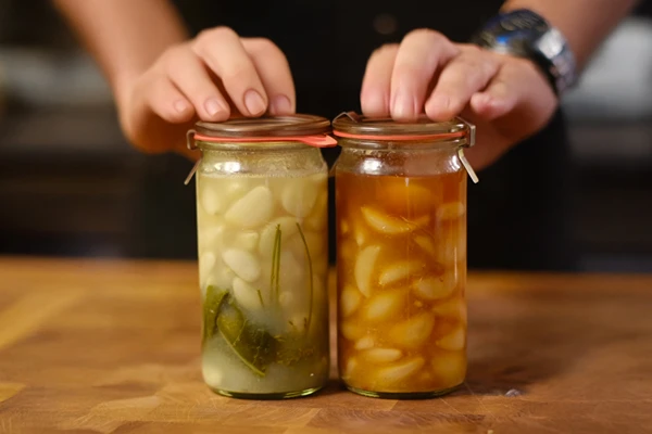 Fermenteret hvidløg på gammeldags polsk og asiatisk vis – to måder at lave aromatiske konserver på