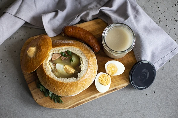 Hjemmelavet żur i surdejsbrød