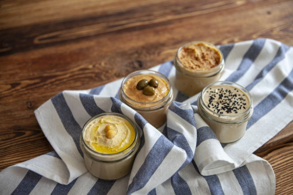 Hummus i forskellige smagsvarianter