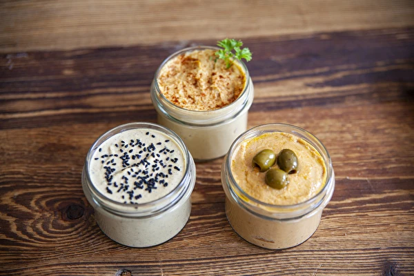 Hummus i forskellige smagsvarianter