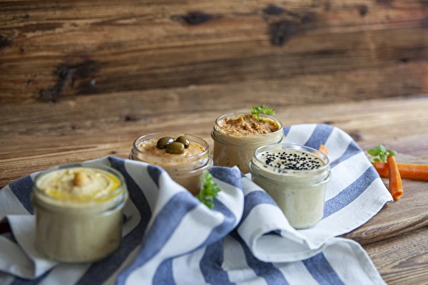 Hummus i forskellige smagsvarianter
