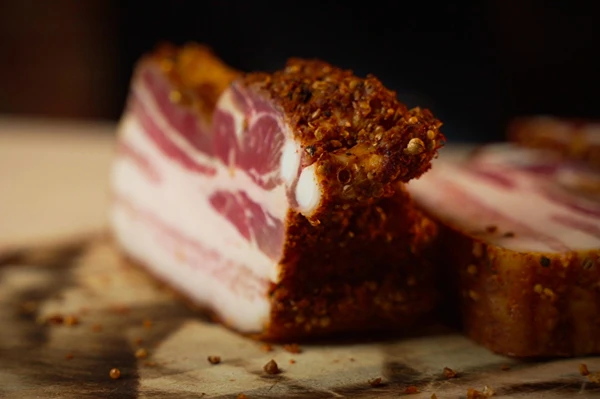 Røget svinebryst i pastrami-stil