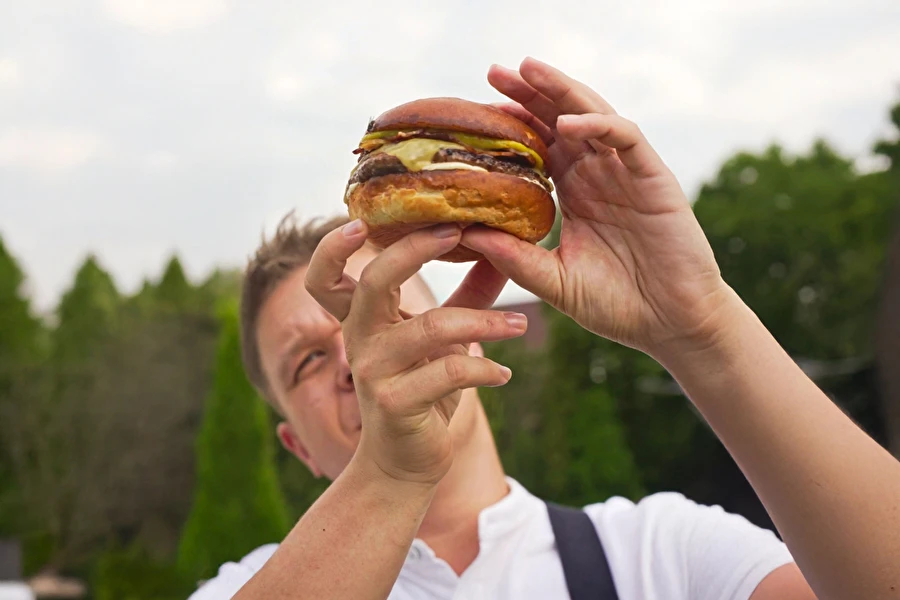 Browin Przepiśnik - Burger med bananketchup, bacon og whisky-mayonnaise