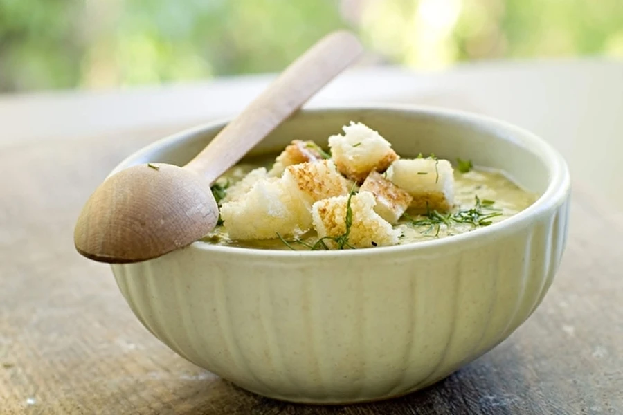 Cremet suppe med pære og persillerod