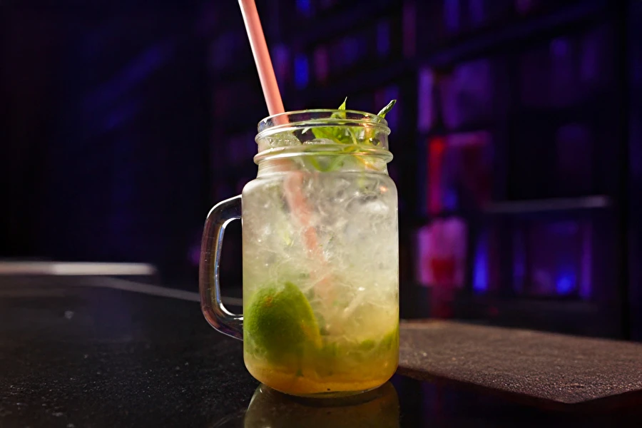 Nojito - en forfriskende, alkoholfri drink med lime og mynte