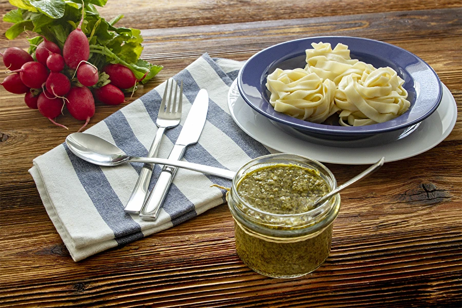 Pesto af radiseblade