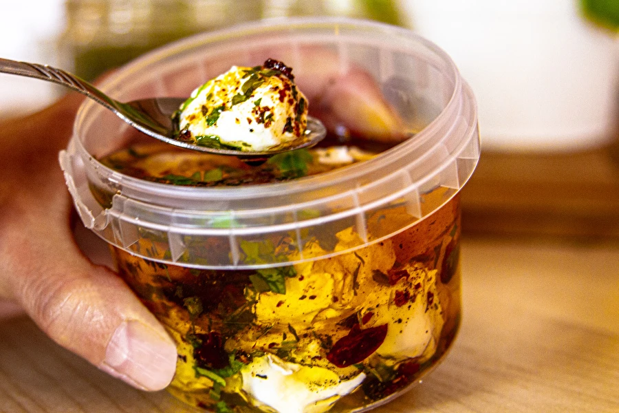 Små yoghurtskugler i olivenolie med krydderier